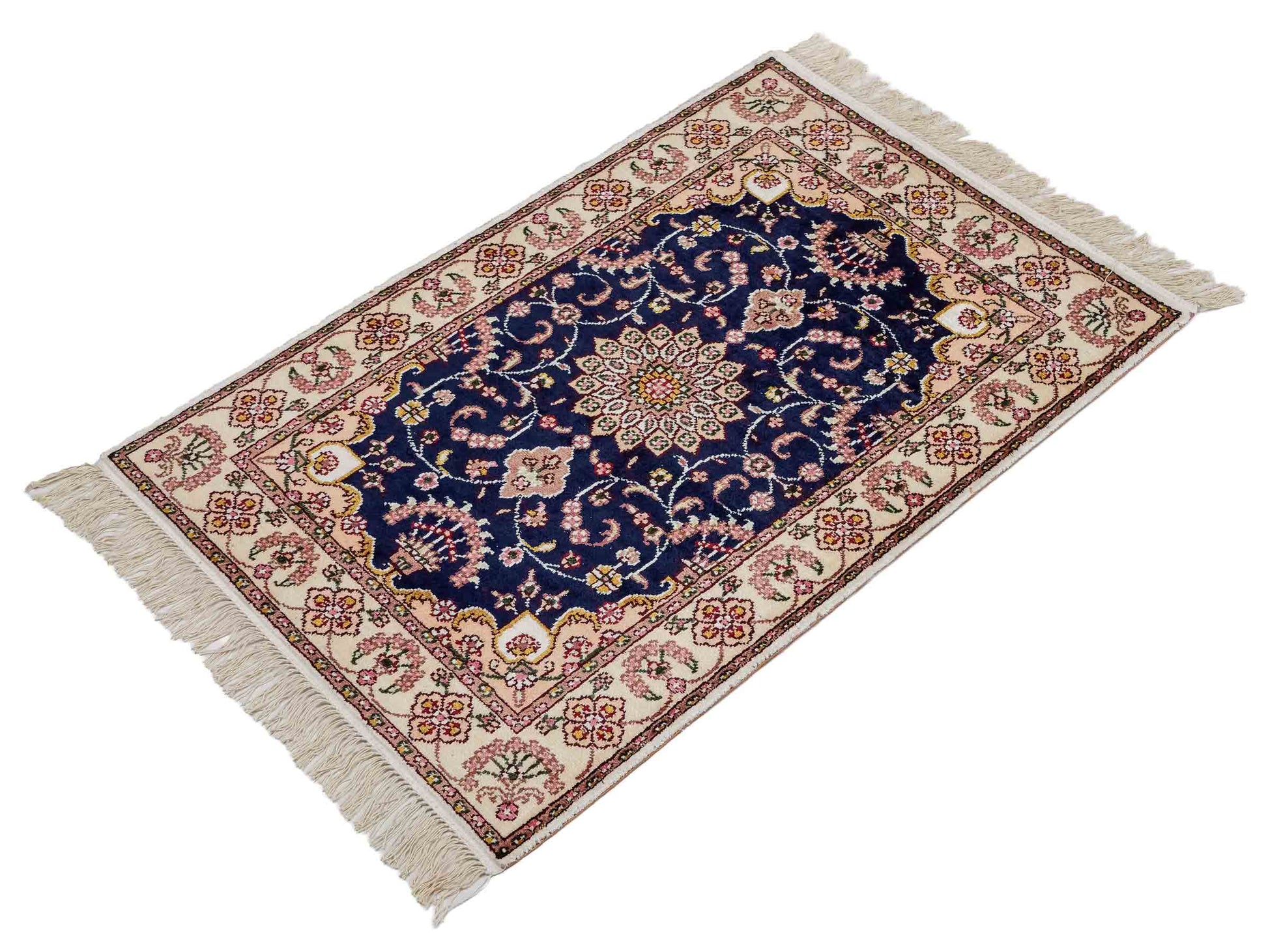 Feiner, handgeknüpfter, chinesischer Orientteppich mit Ghom Design aus Kunstseide, blau, creme, weiß. 92x60 cm. Verkauf durch Jupiter Intl.