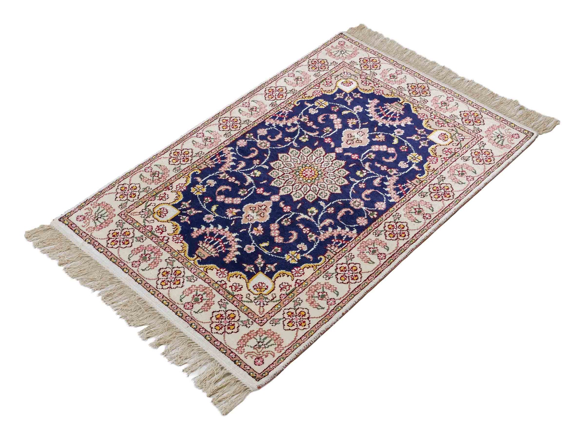 Feiner, handgeknüpfter, chinesischer Orientteppich mit Ghom Design aus Kunstseide, blau, creme, weiß. 92x60 cm. Verkauf durch Jupiter Intl.