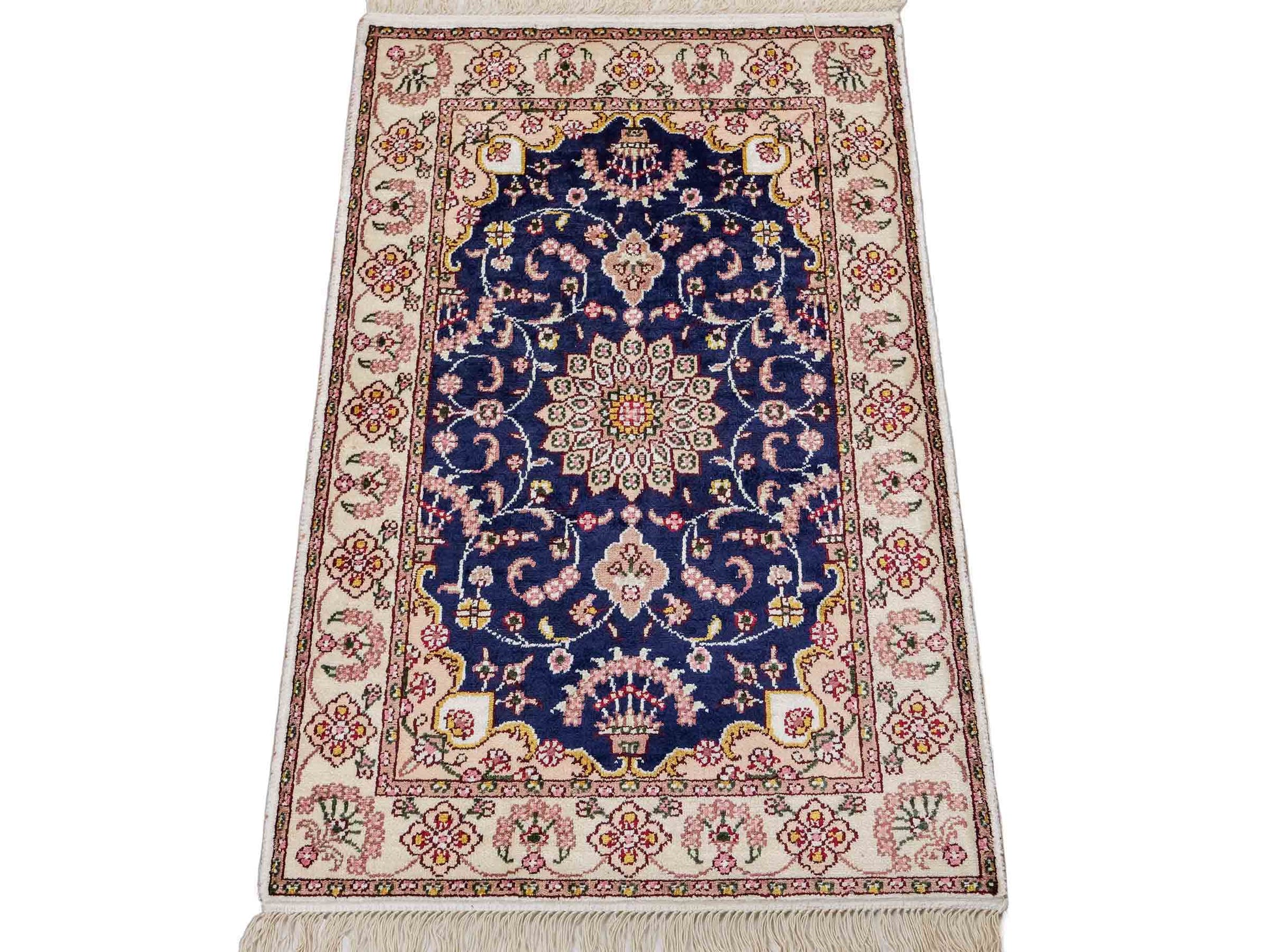 Feiner, handgeknüpfter, chinesischer Orientteppich mit Ghom Design aus Kunstseide, blau, creme, weiß. 92x60 cm. Verkauf durch Jupiter Intl.