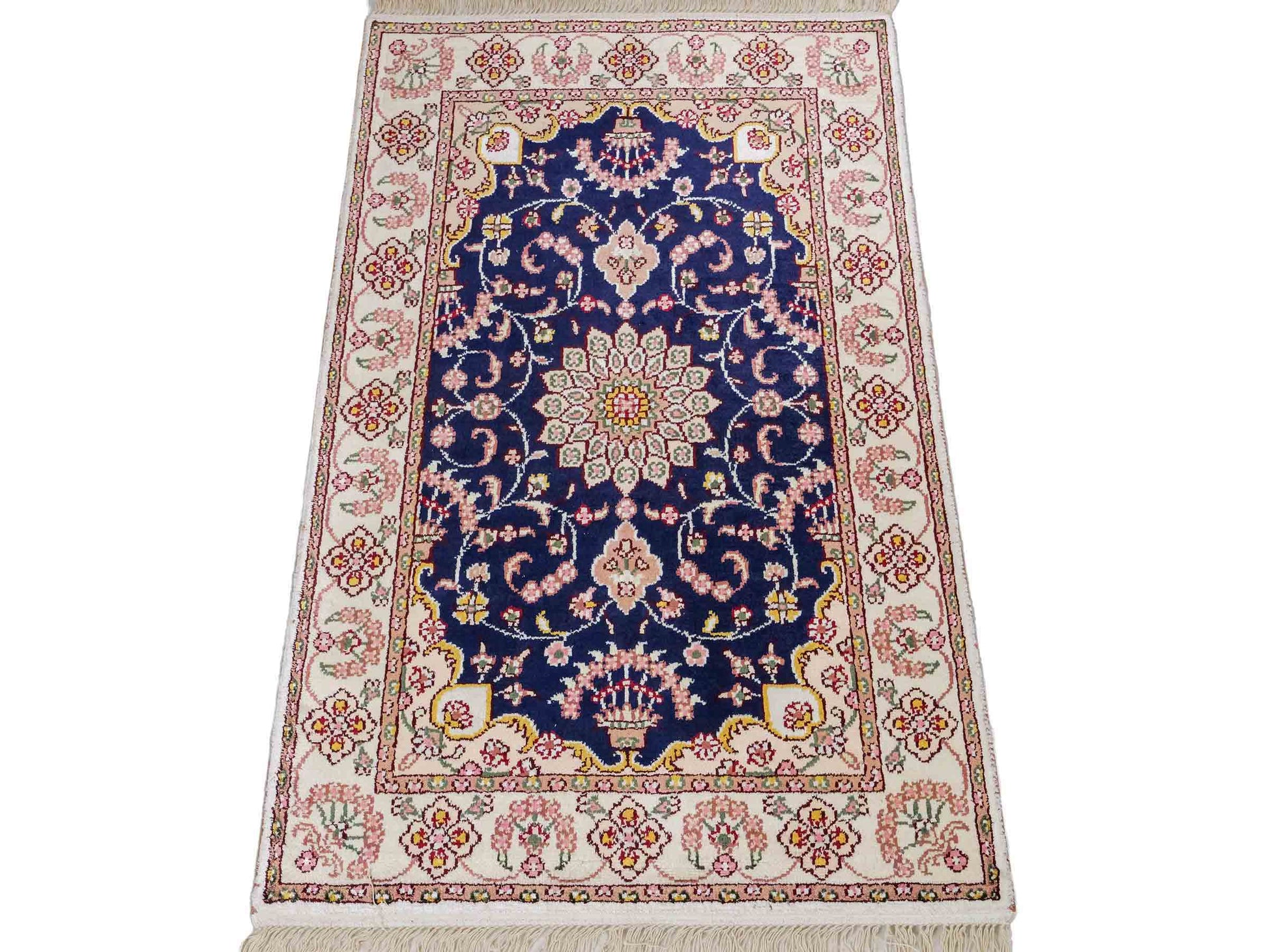 Feiner, handgeknüpfter, chinesischer Orientteppich mit Ghom Design aus Kunstseide, blau, creme, weiß. 92x60 cm. Verkauf durch Jupiter Intl.