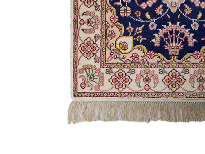 Feiner, handgeknüpfter, chinesischer Orientteppich mit Ghom Design aus Kunstseide, blau, creme, weiß. 92x60 cm. Verkauf durch Jupiter Intl.