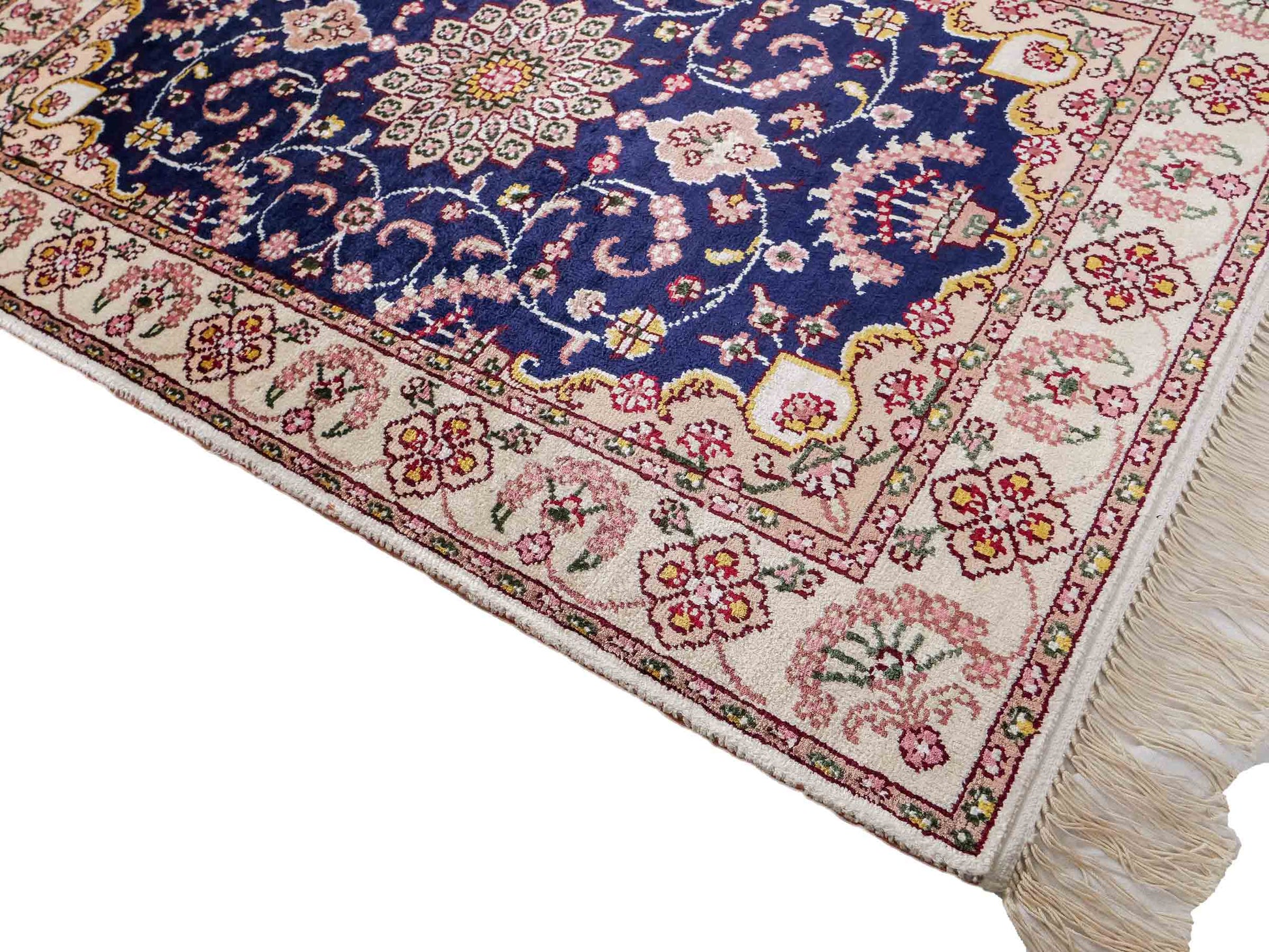 Feiner, handgeknüpfter, chinesischer Orientteppich mit Ghom Design aus Kunstseide, blau, creme, weiß. 92x60 cm. Verkauf durch Jupiter Intl.