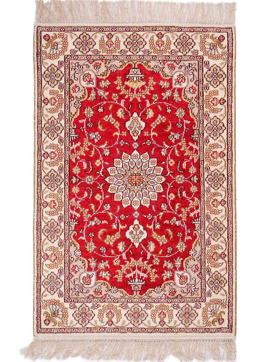 Feiner, handgeknüpfter, chinesischer Orientteppich mit Ghom Design aus Kunstseide, rot, weiß, creme. 92x60 cm. Verkauf durch Jupiter Intl.