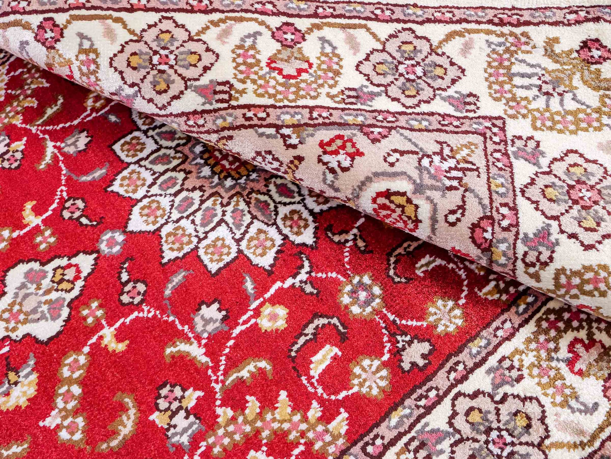 Feiner, handgeknüpfter, chinesischer Orientteppich mit Ghom Design aus Kunstseide, rot, weiß, creme. 92x60 cm. Verkauf durch Jupiter Intl.