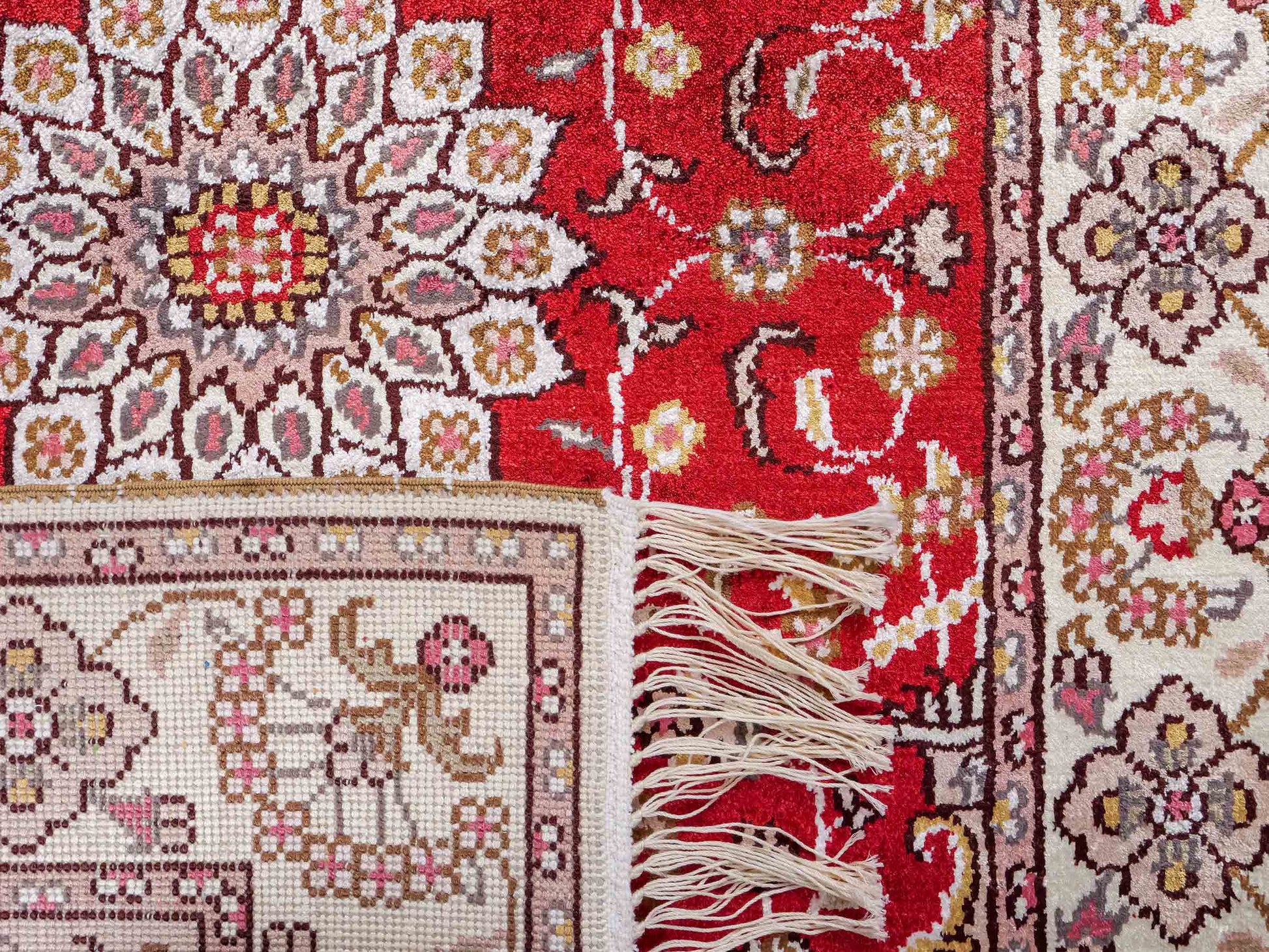Feiner, handgeknüpfter, chinesischer Orientteppich mit Ghom Design aus Kunstseide, rot, weiß, creme. 92x60 cm. Verkauf durch Jupiter Intl.