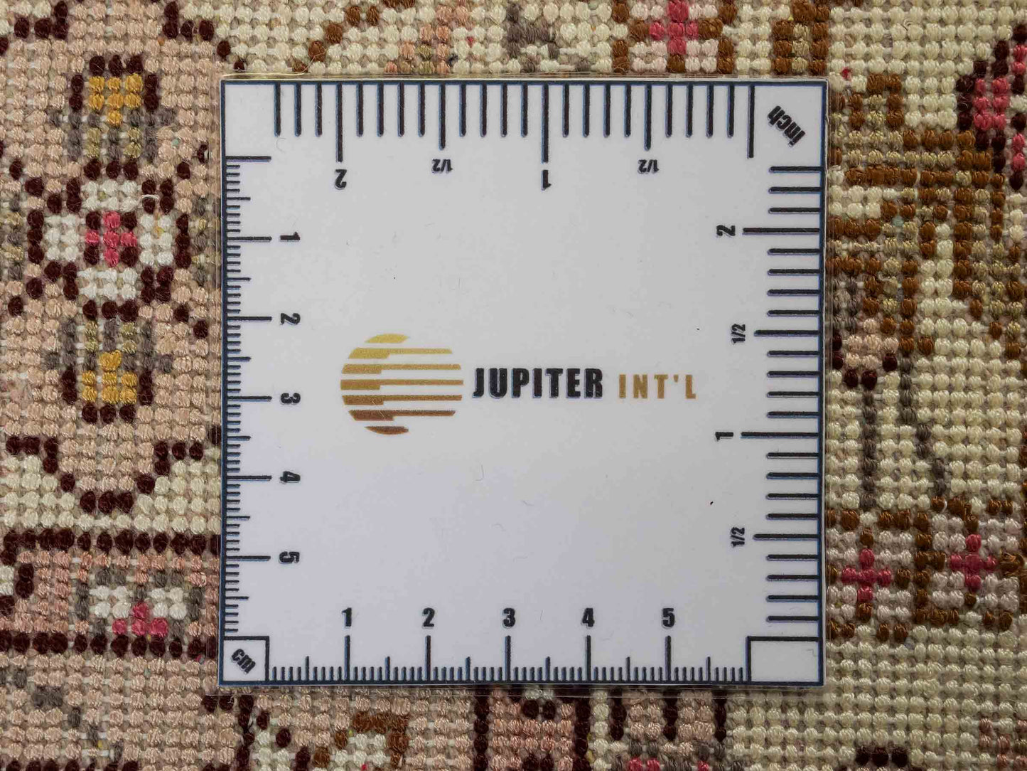 Feiner, handgeknüpfter, chinesischer Orientteppich mit Ghom Design aus Kunstseide, rot, weiß, creme. 92x60 cm. Verkauf durch Jupiter Intl.