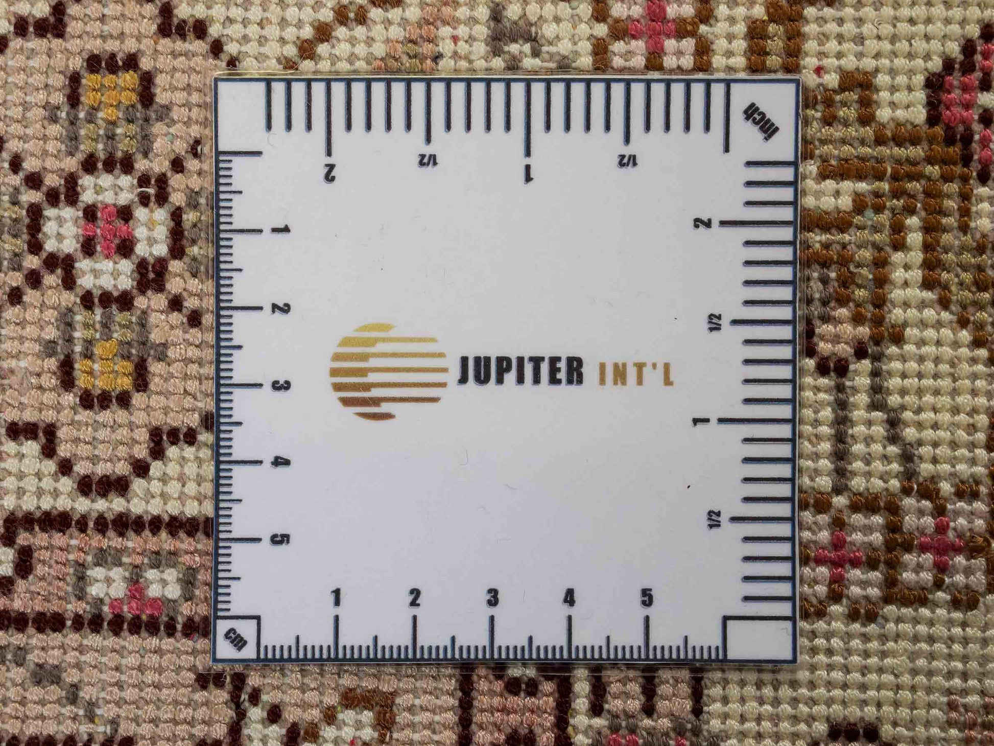 Feiner, handgeknüpfter, chinesischer Orientteppich mit Ghom Design aus Kunstseide, rot, weiß, creme. 92x60 cm. Verkauf durch Jupiter Intl.