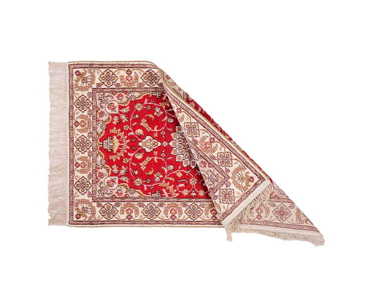 Feiner, handgeknüpfter, chinesischer Orientteppich mit Ghom Design aus Kunstseide, rot, weiß, creme. 92x60 cm. Verkauf durch Jupiter Intl.