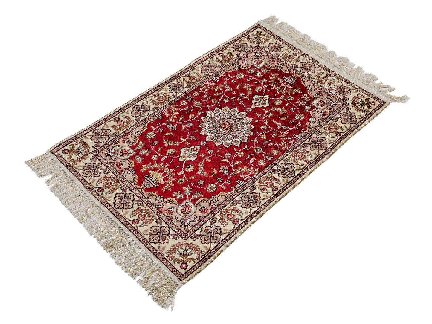Feiner, handgeknüpfter, chinesischer Orientteppich mit Ghom Design aus Kunstseide, rot, weiß, creme. 92x60 cm. Verkauf durch Jupiter Intl.