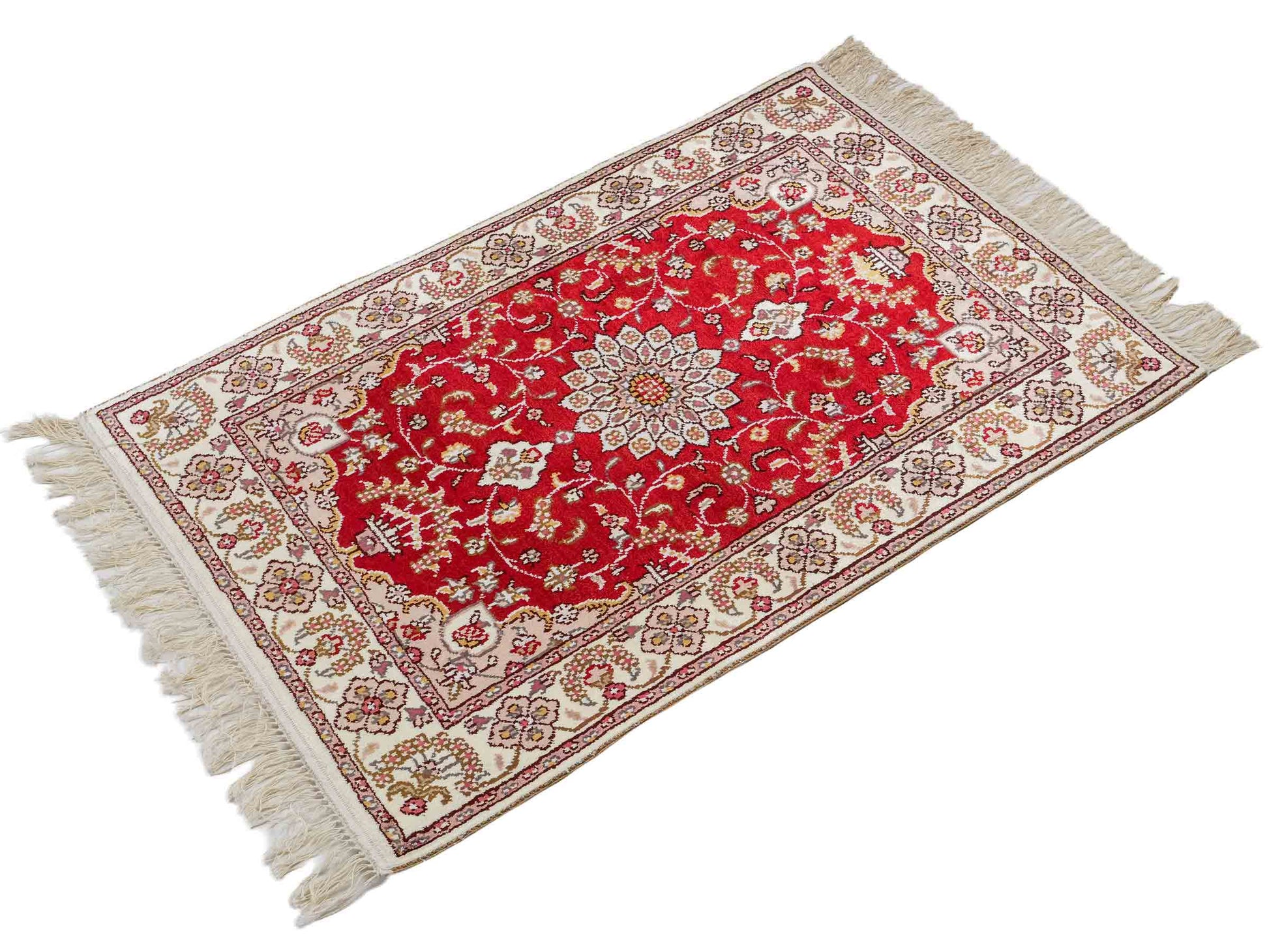 Feiner, handgeknüpfter, chinesischer Orientteppich mit Ghom Design aus Kunstseide, rot, weiß, creme. 92x60 cm. Verkauf durch Jupiter Intl.
