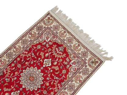 Feiner, handgeknüpfter, chinesischer Orientteppich mit Ghom Design aus Kunstseide, rot, weiß, creme. 92x60 cm. Verkauf durch Jupiter Intl.
