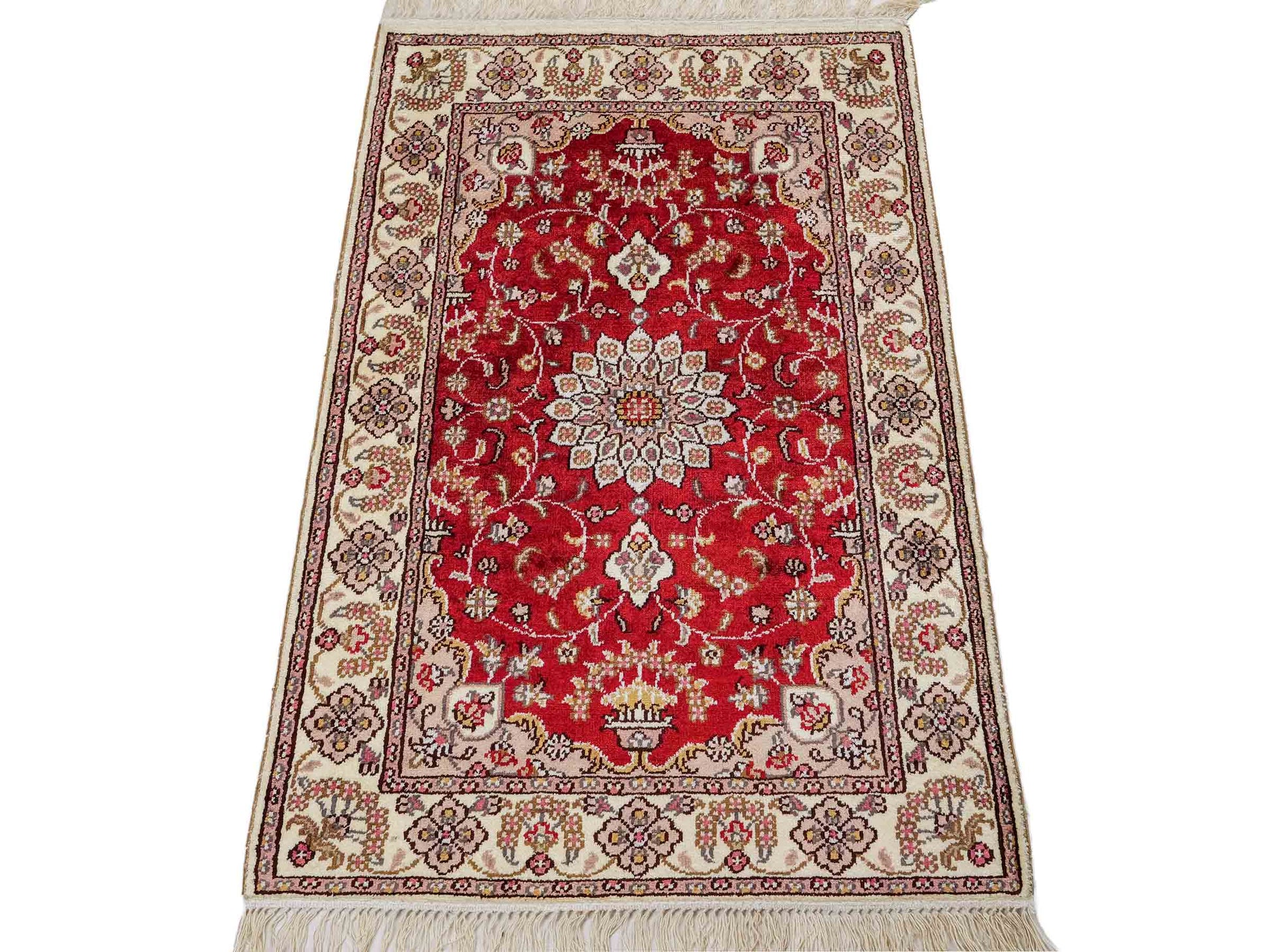 Feiner, handgeknüpfter, chinesischer Orientteppich mit Ghom Design aus Kunstseide, rot, weiß, creme. 92x60 cm. Verkauf durch Jupiter Intl.