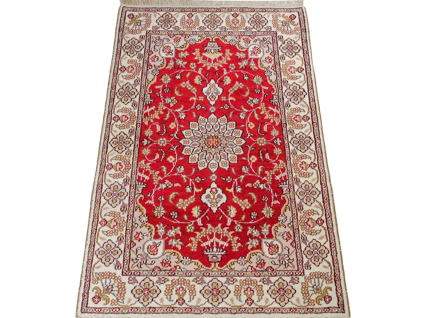 Feiner, handgeknüpfter, chinesischer Orientteppich mit Ghom Design aus Kunstseide, rot, weiß, creme. 92x60 cm. Verkauf durch Jupiter Intl.