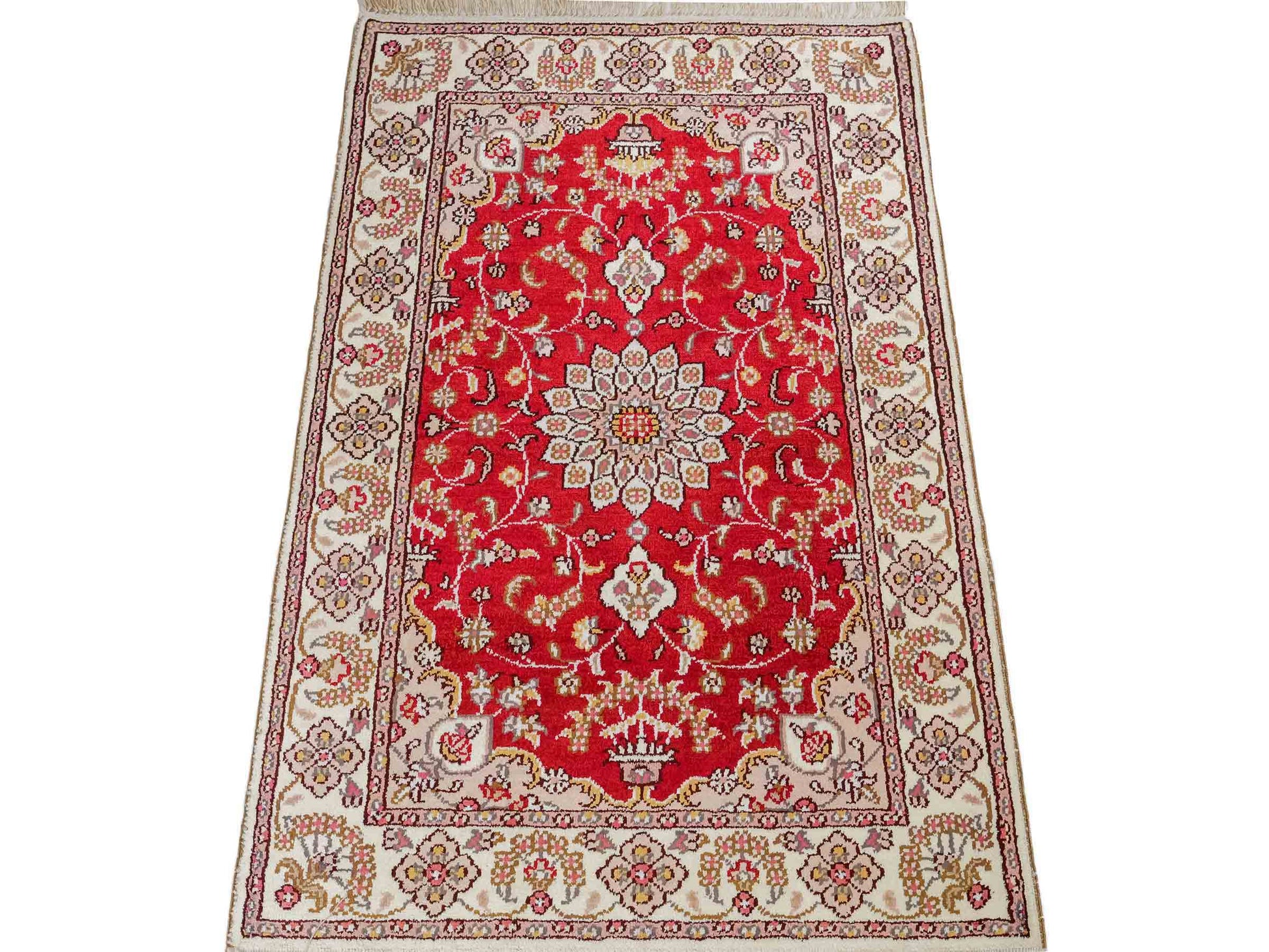 Feiner, handgeknüpfter, chinesischer Orientteppich mit Ghom Design aus Kunstseide, rot, weiß, creme. 92x60 cm. Verkauf durch Jupiter Intl.