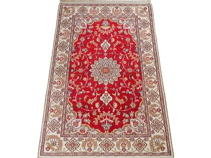 Feiner, handgeknüpfter, chinesischer Orientteppich mit Ghom Design aus Kunstseide, rot, weiß, creme. 92x60 cm. Verkauf durch Jupiter Intl.