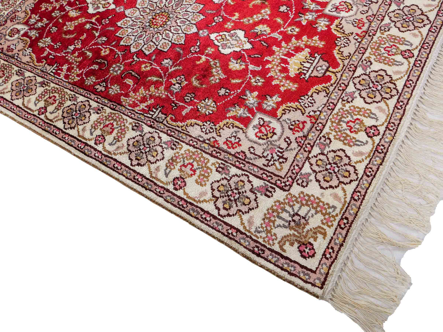 Feiner, handgeknüpfter, chinesischer Orientteppich mit Ghom Design aus Kunstseide, rot, weiß, creme. 92x60 cm. Verkauf durch Jupiter Intl.