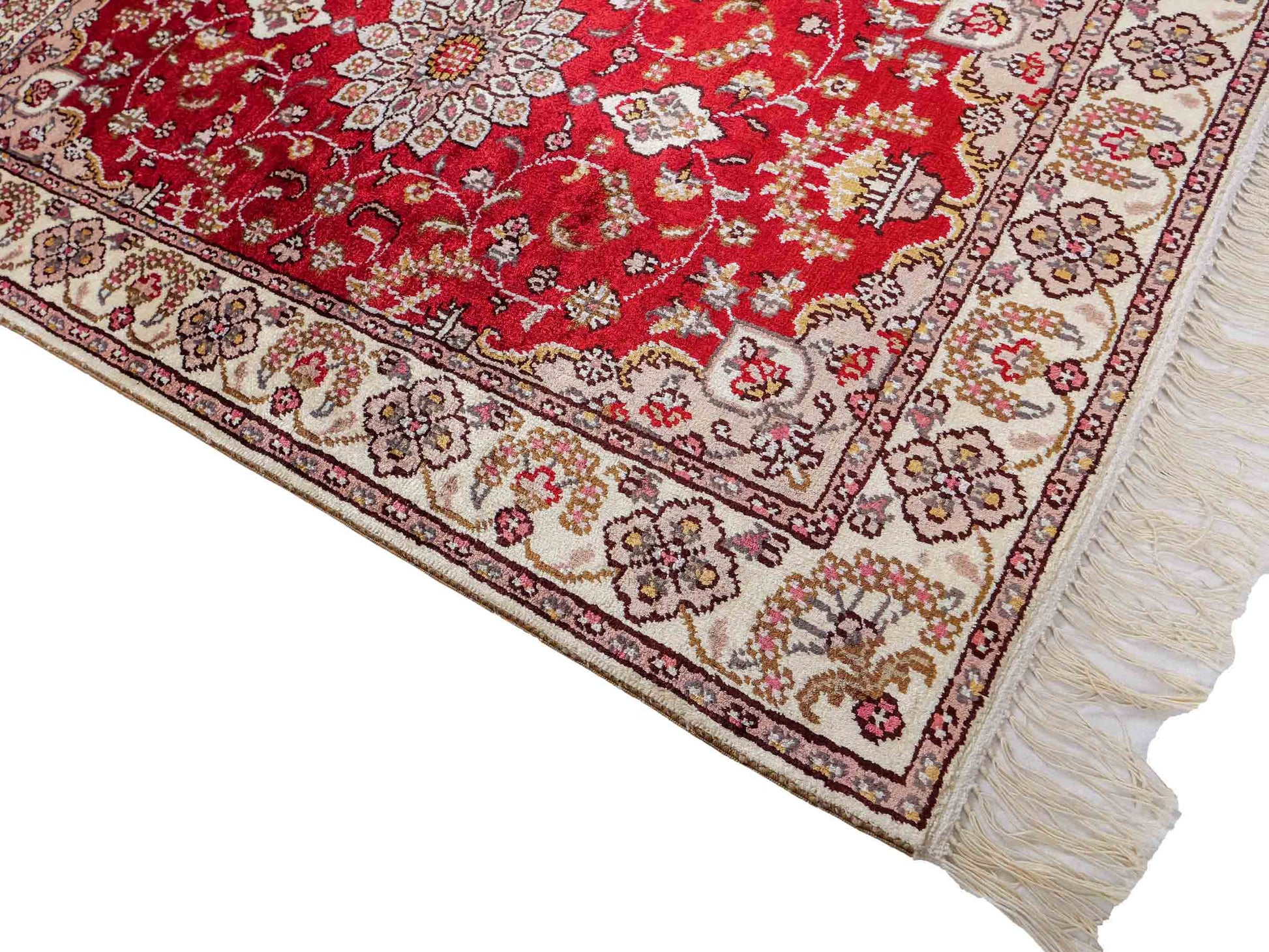 Feiner, handgeknüpfter, chinesischer Orientteppich mit Ghom Design aus Kunstseide, rot, weiß, creme. 92x60 cm. Verkauf durch Jupiter Intl.