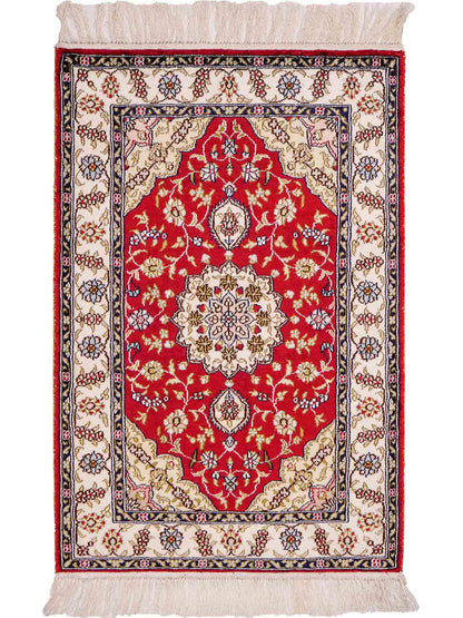 Feiner, handgeknüpfter, chinesischer Orientteppich mit Ghom Design aus Kunstseide, rot, creme, weiß. 92x60 cm. Verkauf durch Jupiter Intl.