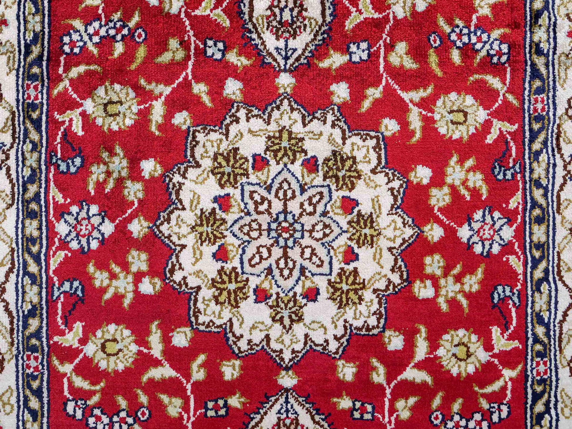 Feiner, handgeknüpfter, chinesischer Orientteppich mit Ghom Design aus Kunstseide, rot, creme, weiß. 92x60 cm. Verkauf durch Jupiter Intl.