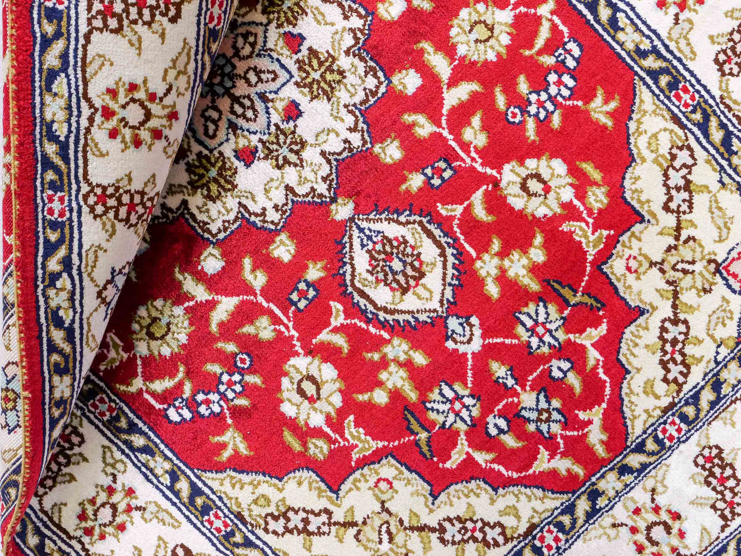 Feiner, handgeknüpfter, chinesischer Orientteppich mit Ghom Design aus Kunstseide, rot, creme, weiß. 92x60 cm. Verkauf durch Jupiter Intl.