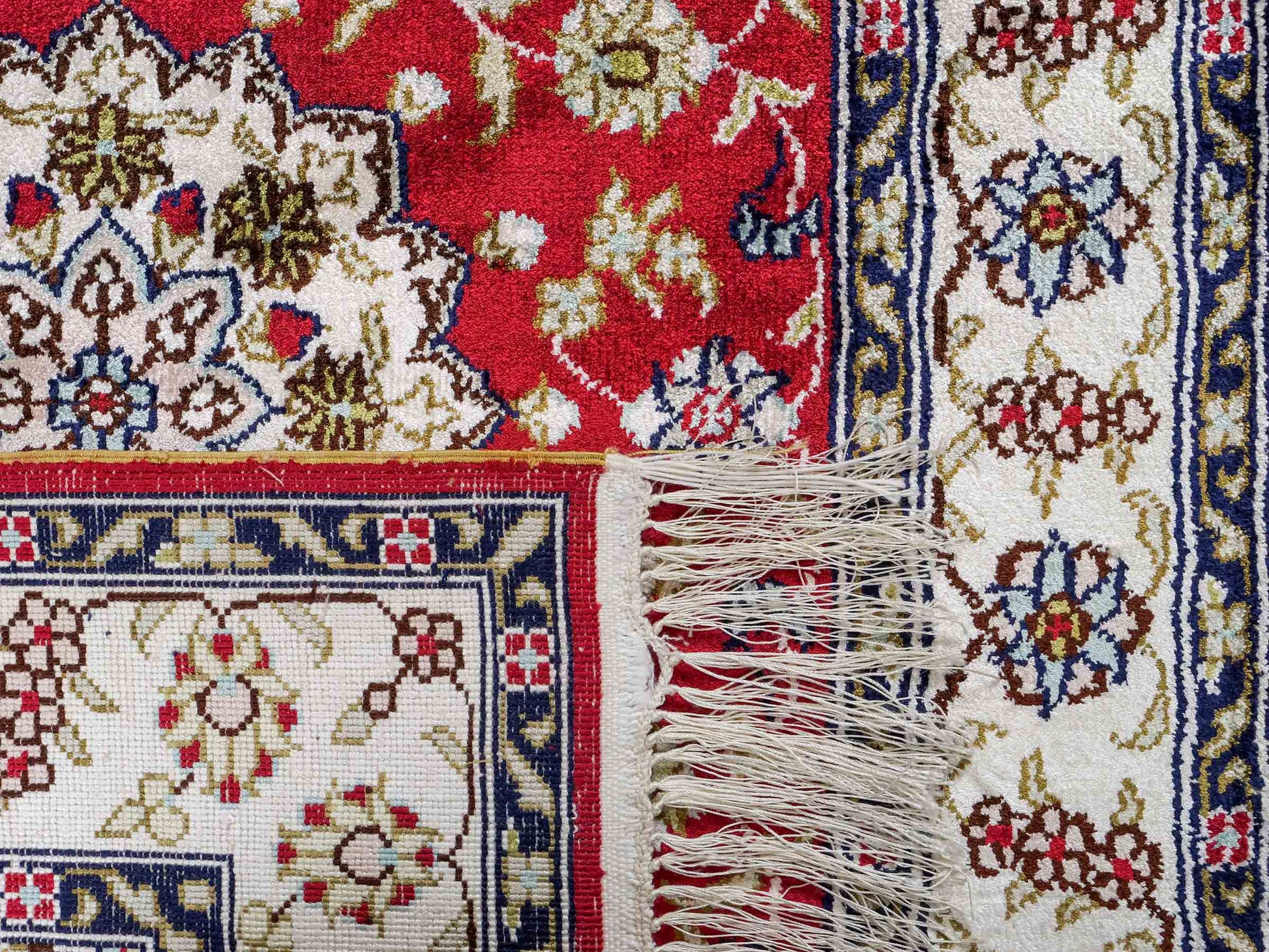 Feiner, handgeknüpfter, chinesischer Orientteppich mit Ghom Design aus Kunstseide, rot, creme, weiß. 92x60 cm. Verkauf durch Jupiter Intl.