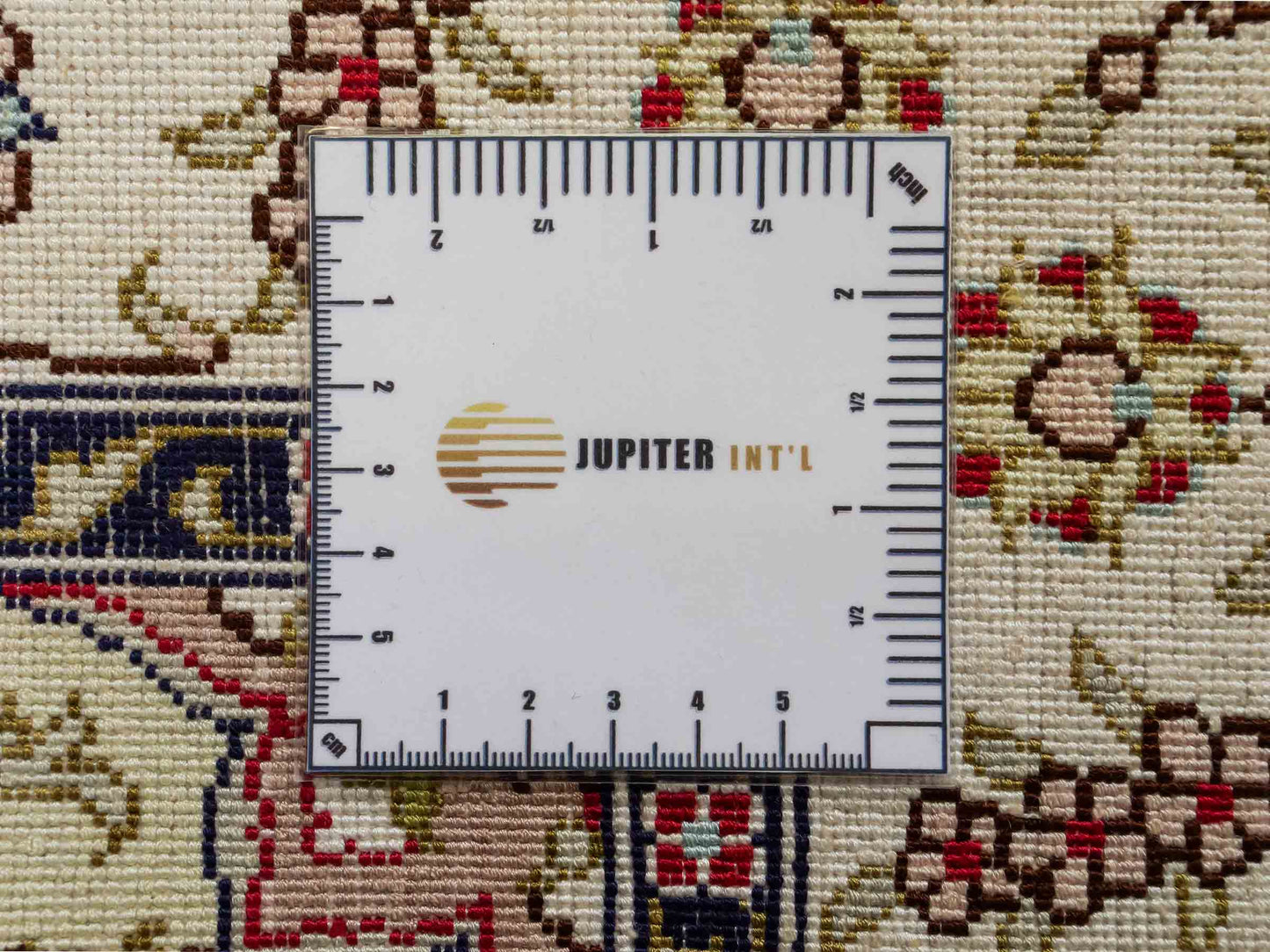 Feiner, handgeknüpfter, chinesischer Orientteppich mit Ghom Design aus Kunstseide, rot, creme, weiß. 92x60 cm. Verkauf durch Jupiter Intl.