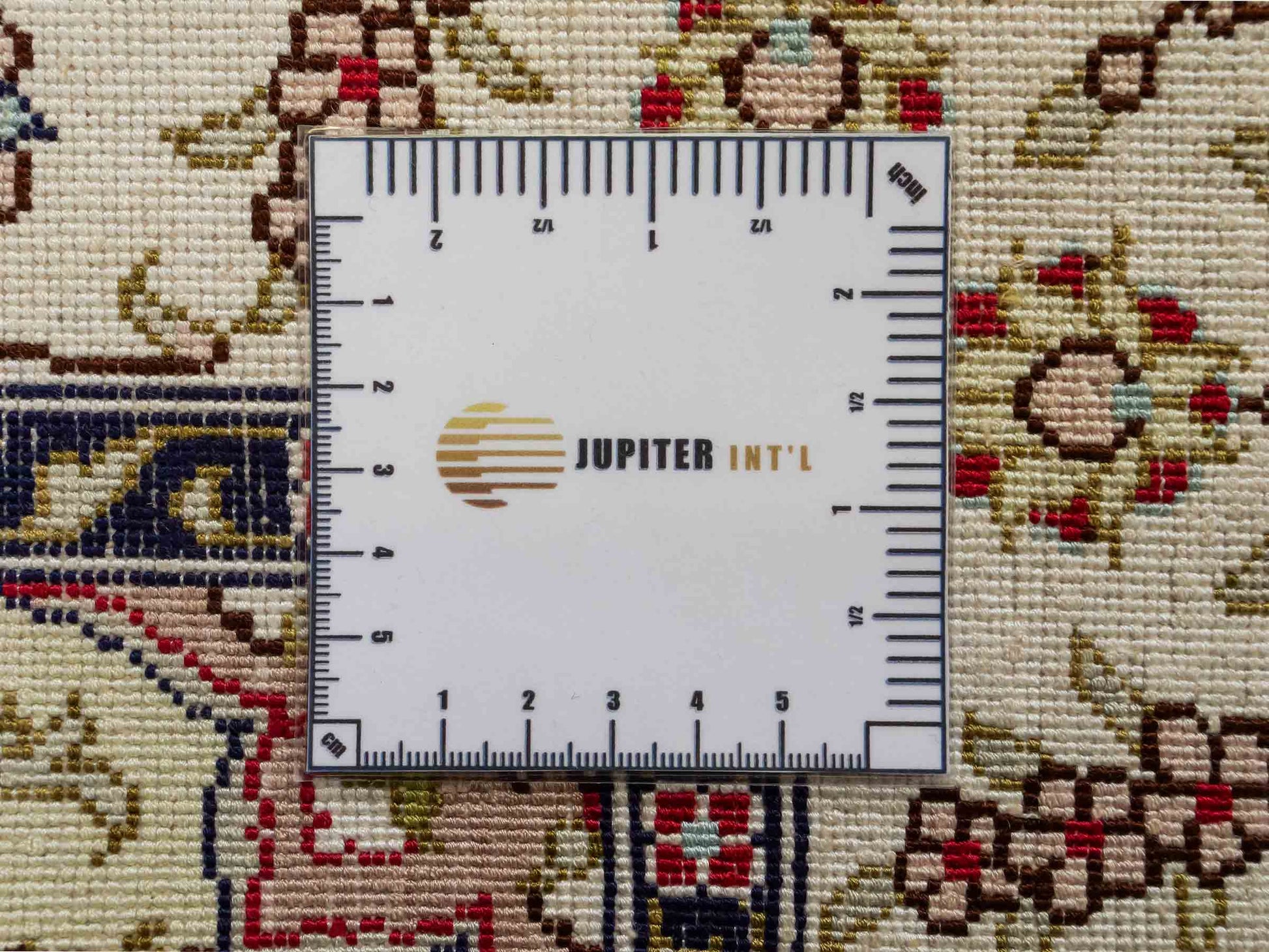 Feiner, handgeknüpfter, chinesischer Orientteppich mit Ghom Design aus Kunstseide, rot, creme, weiß. 92x60 cm. Verkauf durch Jupiter Intl.