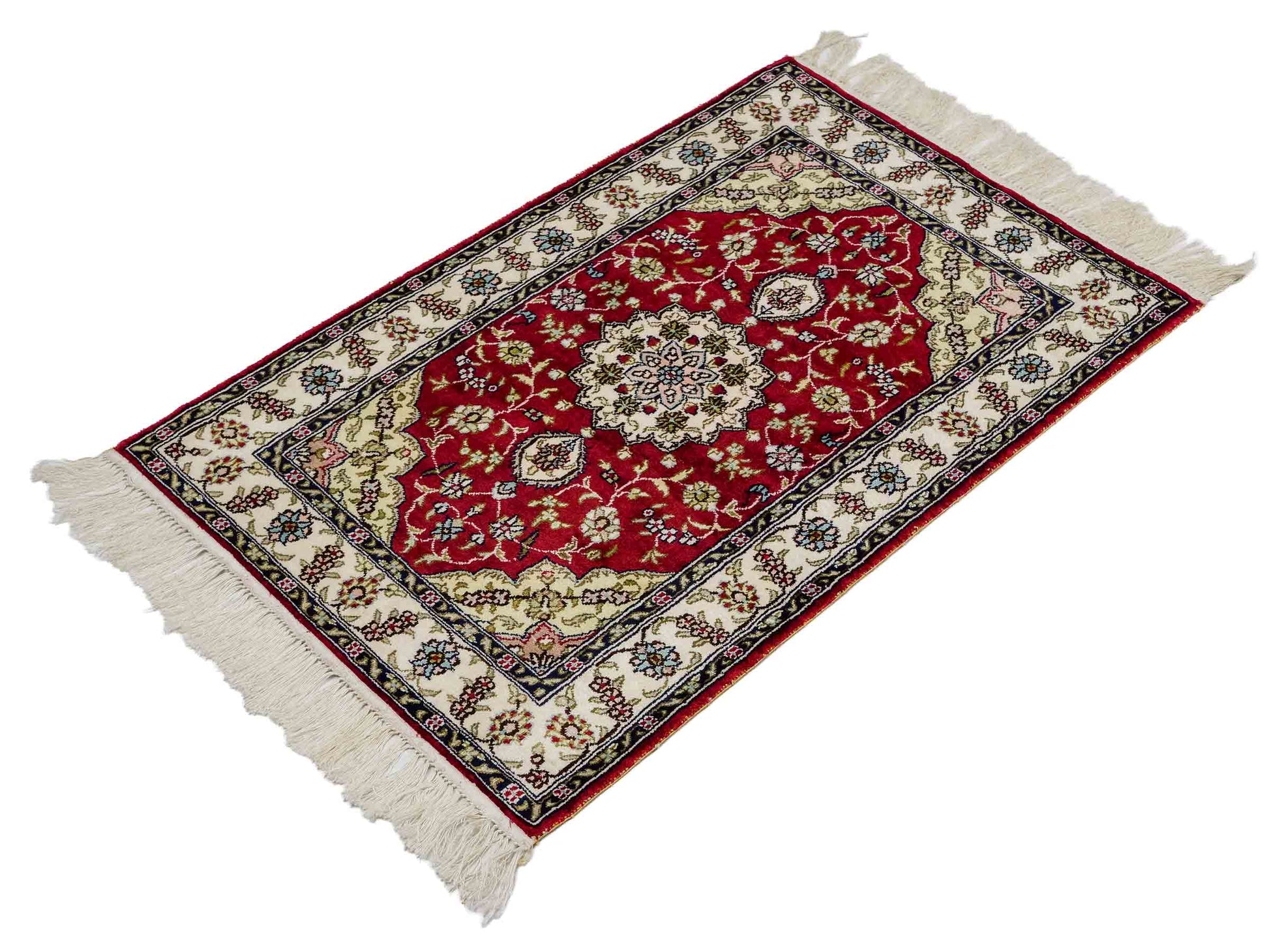 Feiner, handgeknüpfter, chinesischer Orientteppich mit Ghom Design aus Kunstseide, rot, creme, weiß. 92x60 cm. Verkauf durch Jupiter Intl.