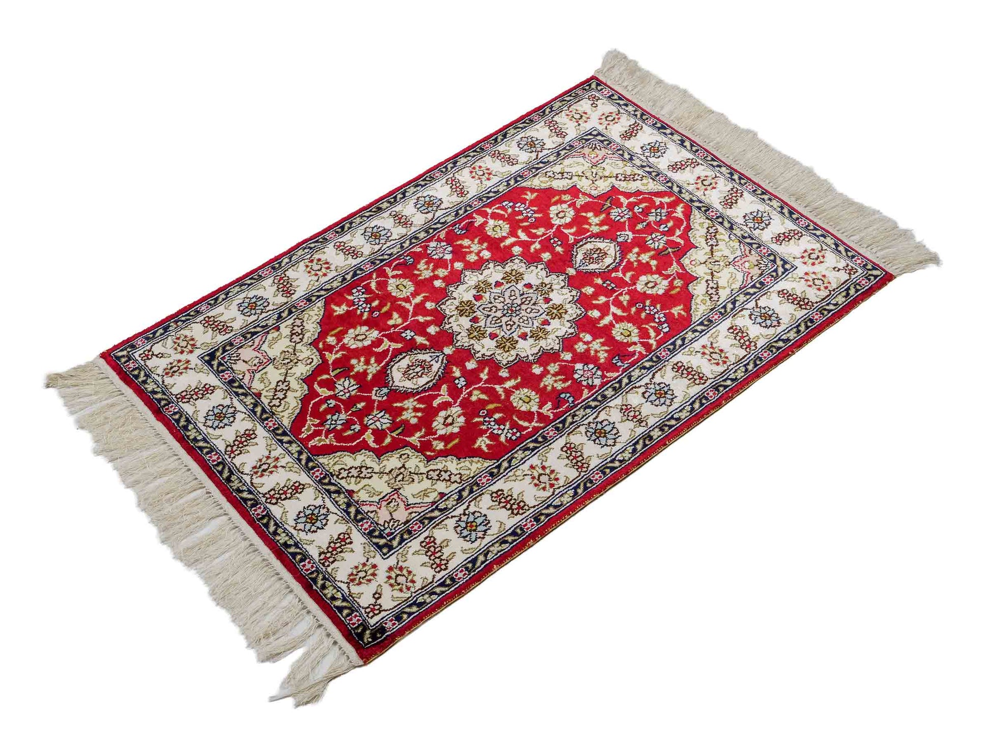 Feiner, handgeknüpfter, chinesischer Orientteppich mit Ghom Design aus Kunstseide, rot, creme, weiß. 92x60 cm. Verkauf durch Jupiter Intl.