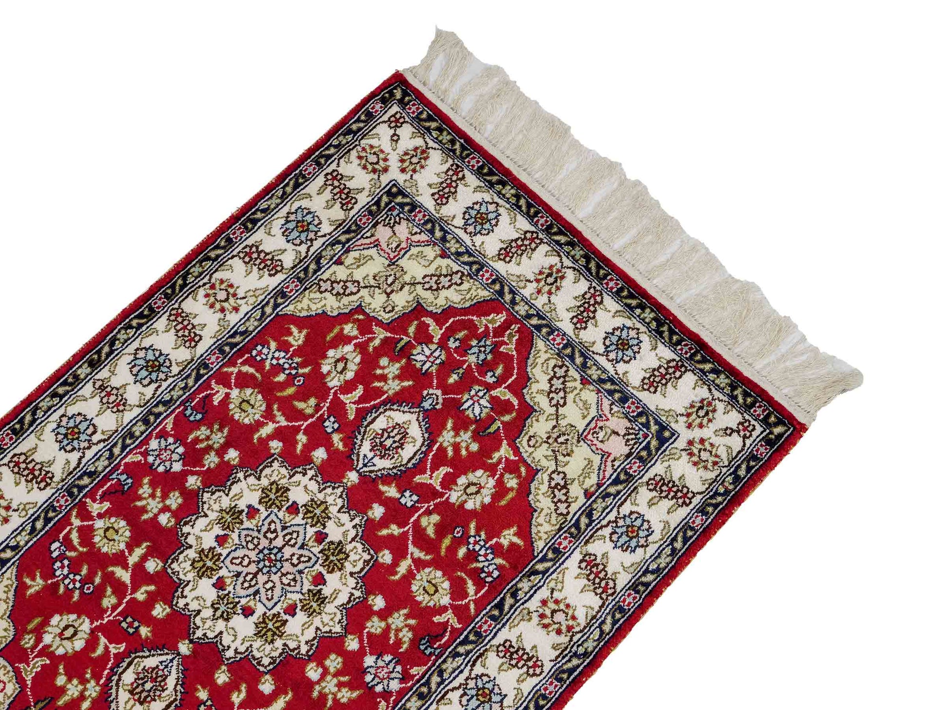 Feiner, handgeknüpfter, chinesischer Orientteppich mit Ghom Design aus Kunstseide, rot, creme, weiß. 92x60 cm. Verkauf durch Jupiter Intl.