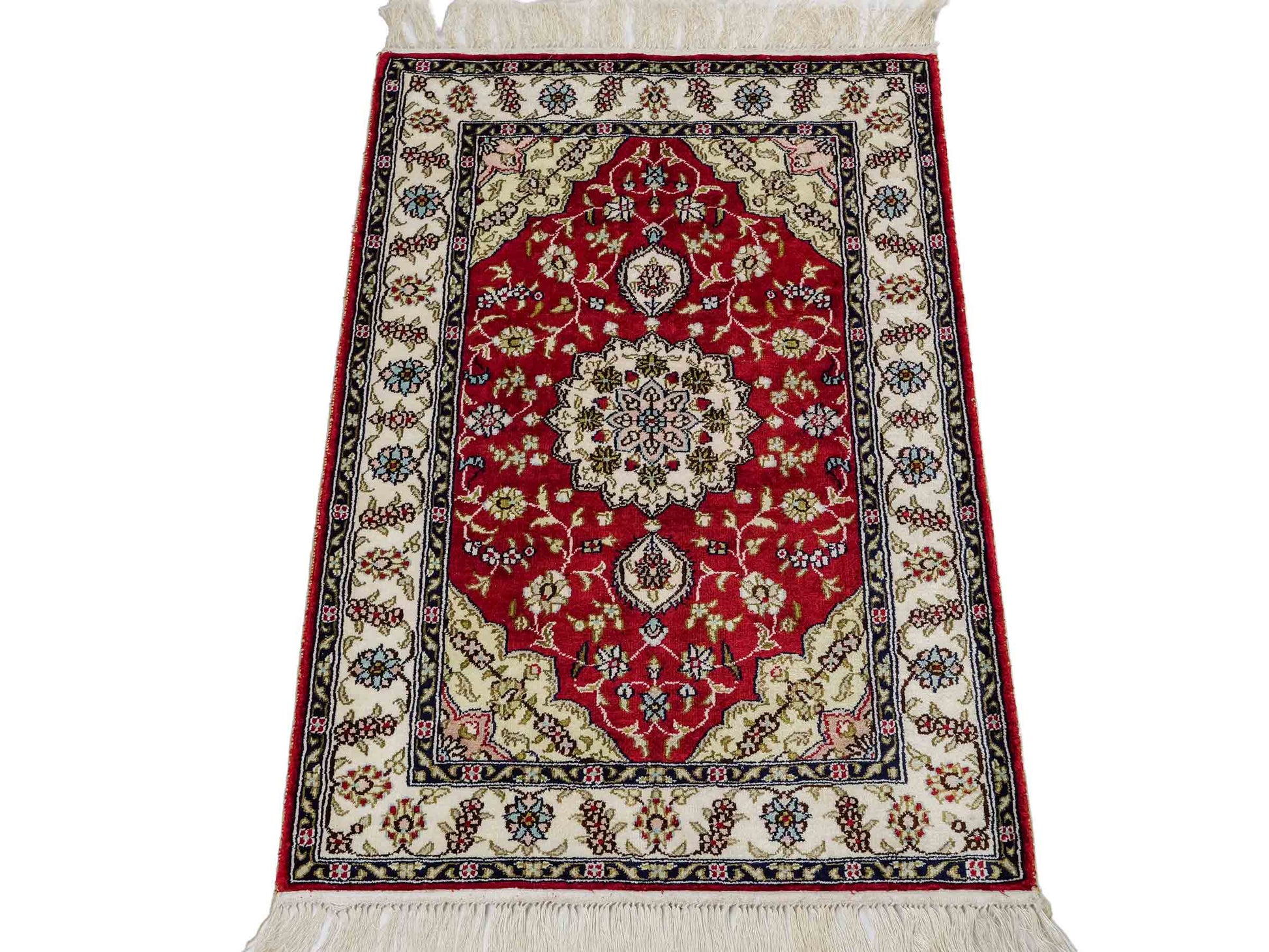 Feiner, handgeknüpfter, chinesischer Orientteppich mit Ghom Design aus Kunstseide, rot, creme, weiß. 92x60 cm. Verkauf durch Jupiter Intl.