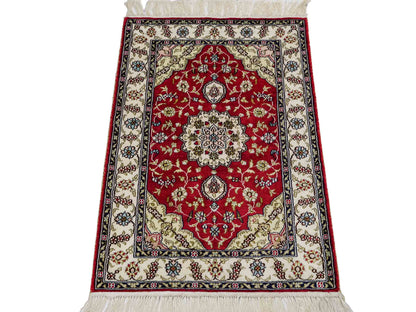 Feiner, handgeknüpfter, chinesischer Orientteppich mit Ghom Design aus Kunstseide, rot, creme, weiß. 92x60 cm. Verkauf durch Jupiter Intl.