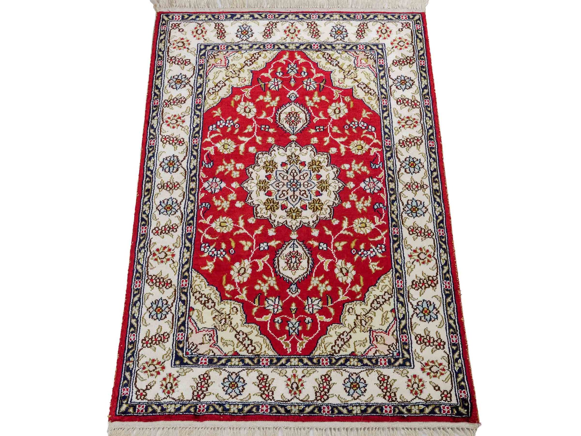 Feiner, handgeknüpfter, chinesischer Orientteppich mit Ghom Design aus Kunstseide, rot, creme, weiß. 92x60 cm. Verkauf durch Jupiter Intl.