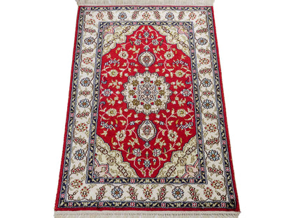 Feiner, handgeknüpfter, chinesischer Orientteppich mit Ghom Design aus Kunstseide, rot, creme, weiß. 92x60 cm. Verkauf durch Jupiter Intl.