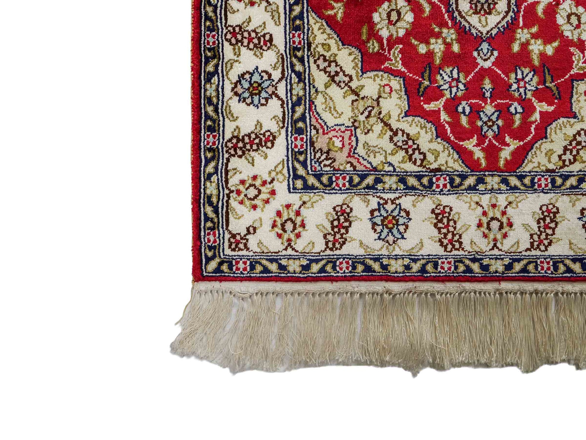 Feiner, handgeknüpfter, chinesischer Orientteppich mit Ghom Design aus Kunstseide, rot, creme, weiß. 92x60 cm. Verkauf durch Jupiter Intl.