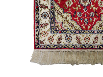 Feiner, handgeknüpfter, chinesischer Orientteppich mit Ghom Design aus Kunstseide, rot, creme, weiß. 92x60 cm. Verkauf durch Jupiter Intl.