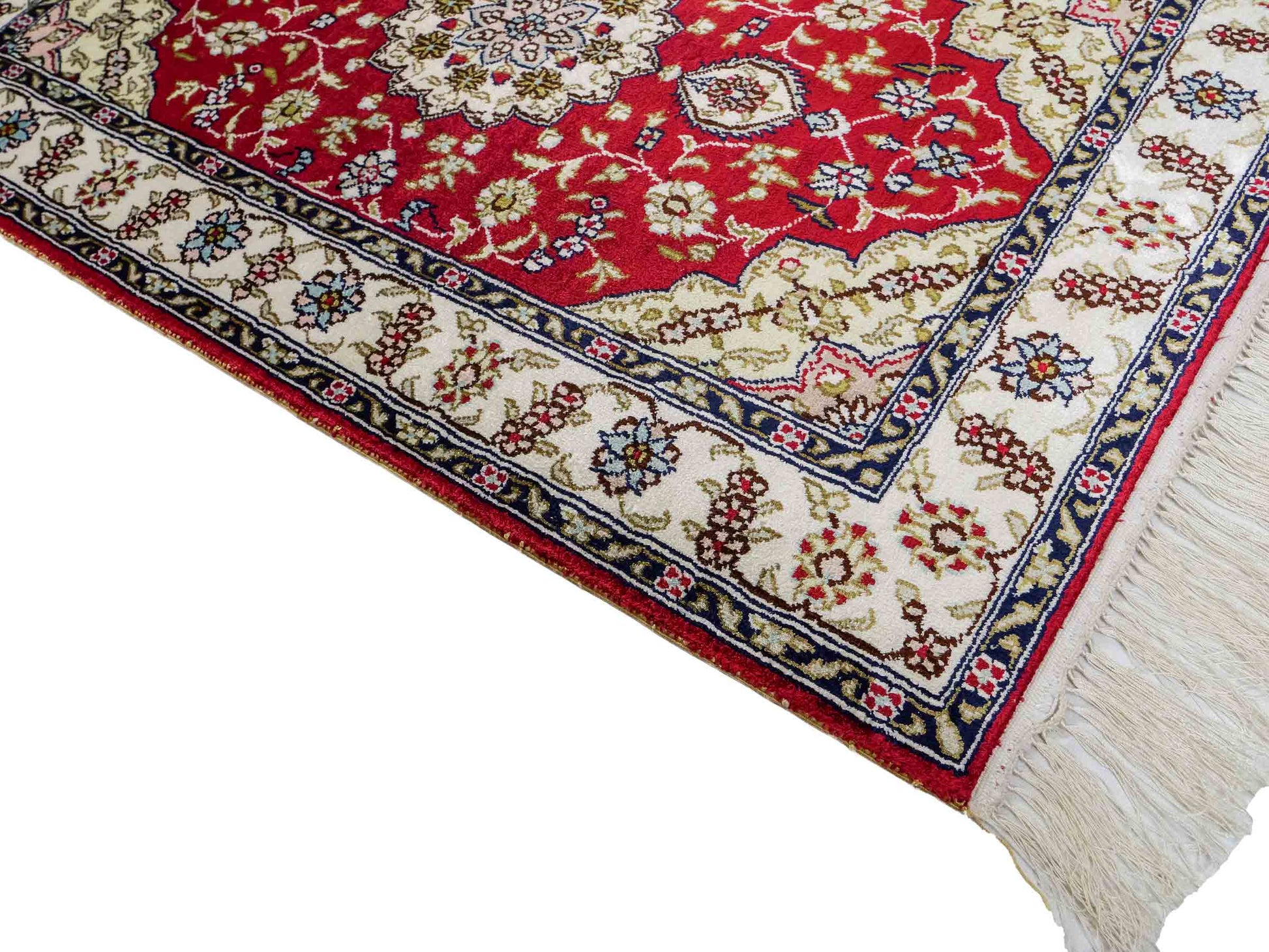 Feiner, handgeknüpfter, chinesischer Orientteppich mit Ghom Design aus Kunstseide, rot, creme, weiß. 92x60 cm. Verkauf durch Jupiter Intl.