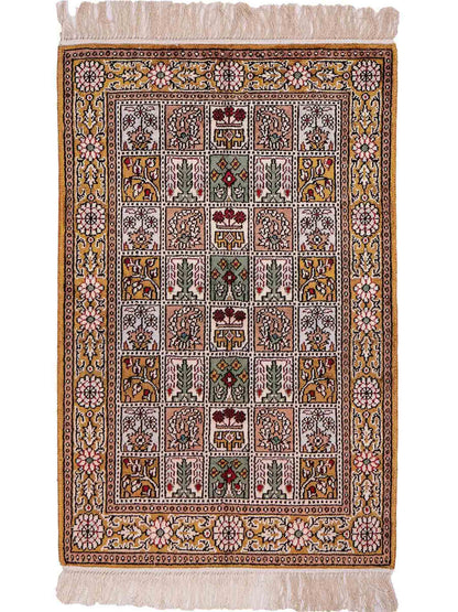 Feiner, handgeknüpfter, chinesischer Orientteppich mit Ghom Design aus Kunstseide, braun, oliv. 92x62 cm. Verkauf durch Jupiter Intl.