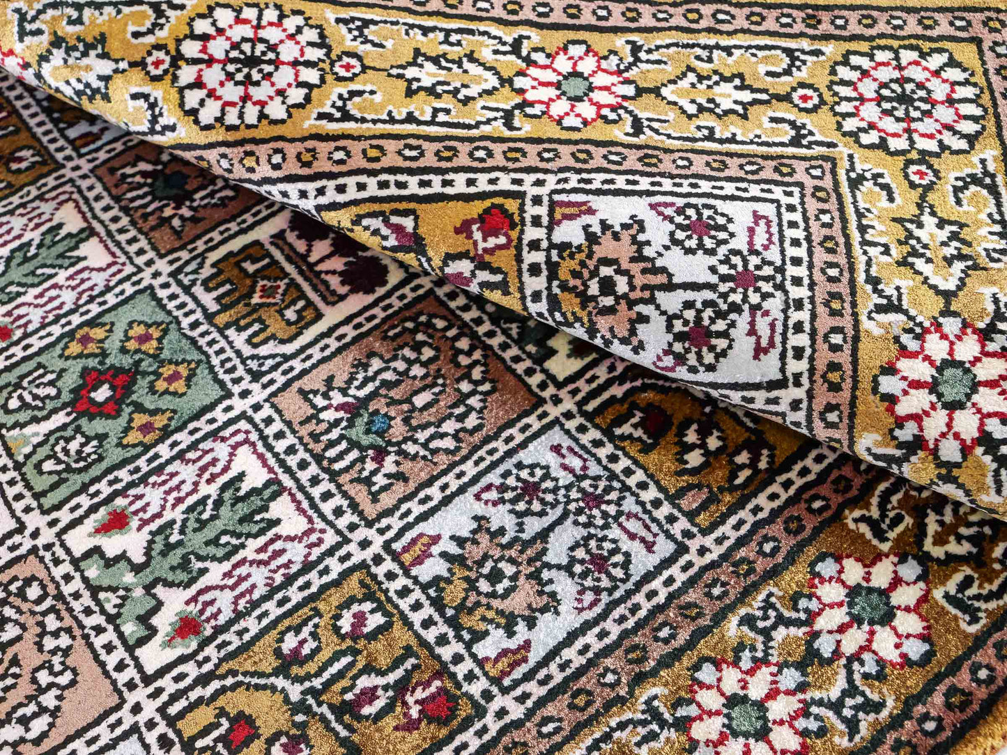 Feiner, handgeknüpfter, chinesischer Orientteppich mit Ghom Design aus Kunstseide, braun, oliv. 92x62 cm. Verkauf durch Jupiter Intl.