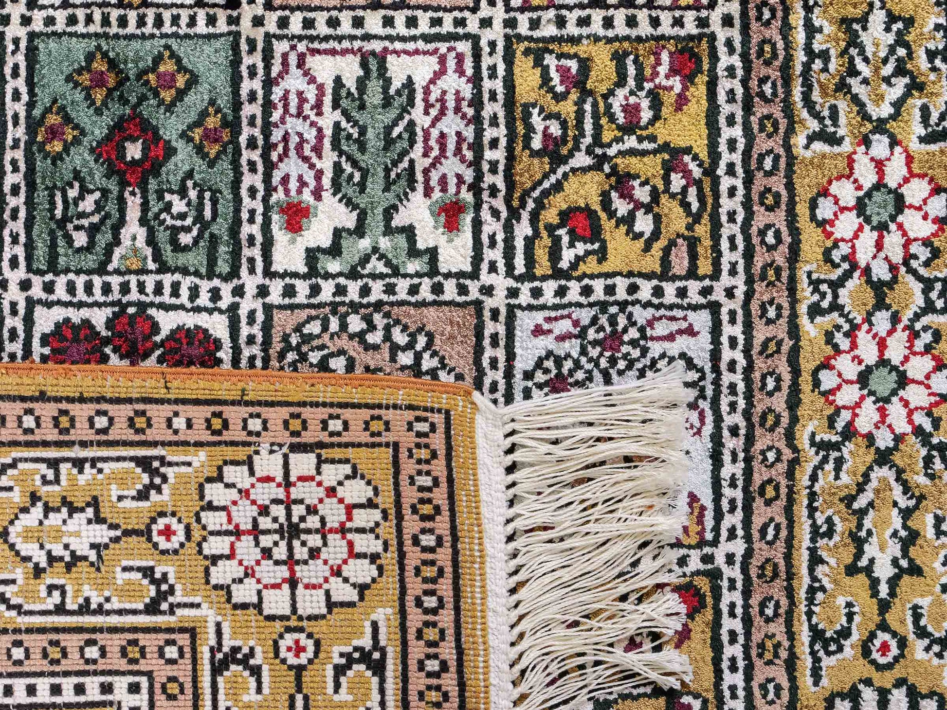 Feiner, handgeknüpfter, chinesischer Orientteppich mit Ghom Design aus Kunstseide, braun, oliv. 92x62 cm. Verkauf durch Jupiter Intl.