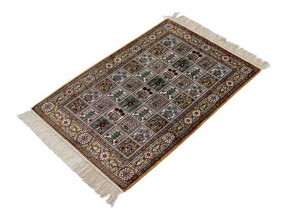 Feiner, handgeknüpfter, chinesischer Orientteppich mit Ghom Design aus Kunstseide, braun, oliv. 92x62 cm. Verkauf durch Jupiter Intl.