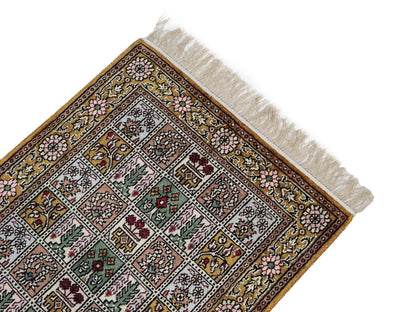 Feiner, handgeknüpfter, chinesischer Orientteppich mit Ghom Design aus Kunstseide, braun, oliv. 92x62 cm. Verkauf durch Jupiter Intl.