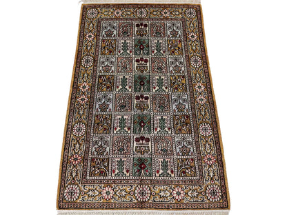 Feiner, handgeknüpfter, chinesischer Orientteppich mit Ghom Design aus Kunstseide, braun, oliv. 92x62 cm. Verkauf durch Jupiter Intl.