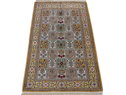 Feiner, handgeknüpfter, chinesischer Orientteppich mit Ghom Design aus Kunstseide, braun, oliv. 92x62 cm. Verkauf durch Jupiter Intl.