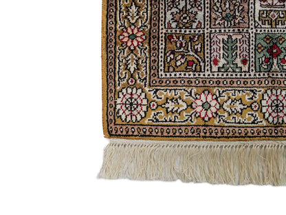 Feiner, handgeknüpfter, chinesischer Orientteppich mit Ghom Design aus Kunstseide, braun, oliv. 92x62 cm. Verkauf durch Jupiter Intl.