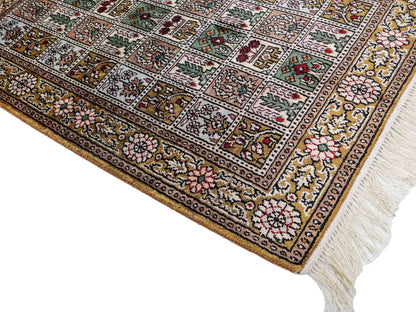 Feiner, handgeknüpfter, chinesischer Orientteppich mit Ghom Design aus Kunstseide, braun, oliv. 92x62 cm. Verkauf durch Jupiter Intl.