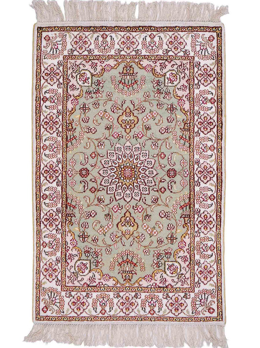 Feiner, handgeknüpfter, chinesischer Orientteppich mit Ghom Design aus Kunstseide, grün, creme, weiß. 92x63 cm. Verkauf durch Jupiter Intl.