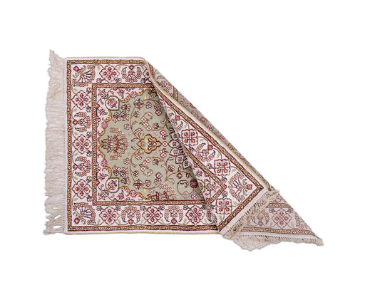 Feiner, handgeknüpfter, chinesischer Orientteppich mit Ghom Design aus Kunstseide, grün, creme, weiß. 92x63 cm. Verkauf durch Jupiter Intl.