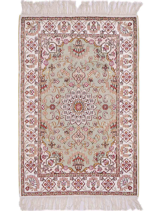 Feiner, handgeknüpfter, chinesischer Orientteppich mit Ghom Design aus Kunstseide, grün, weiß, creme. 92x63 cm. Verkauf durch Jupiter Intl.
