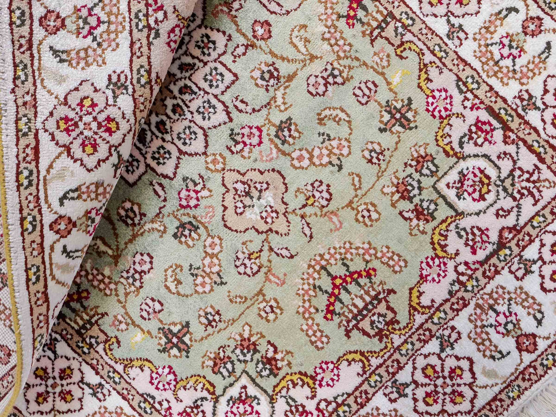 Feiner, handgeknüpfter, chinesischer Orientteppich mit Ghom Design aus Kunstseide, grün, weiß, creme. 92x63 cm. Verkauf durch Jupiter Intl.
